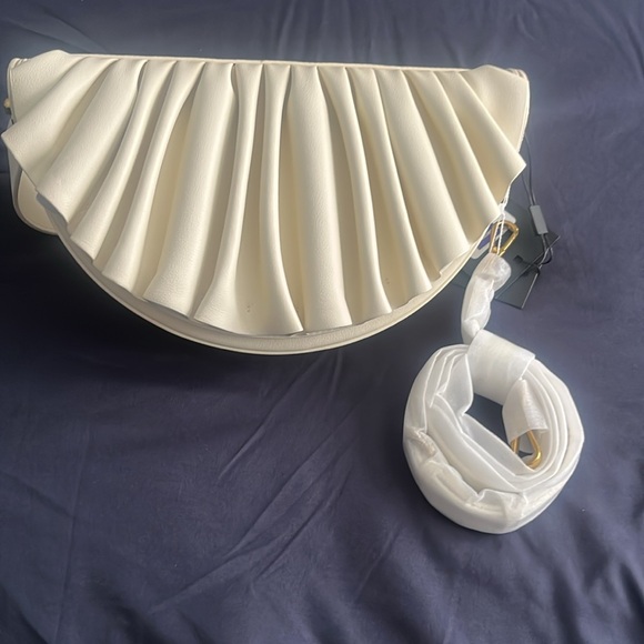 Elegant Cream Pleated Shoulder Bag - Picture 4 of 4